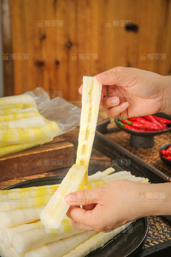 深底上的笋尖