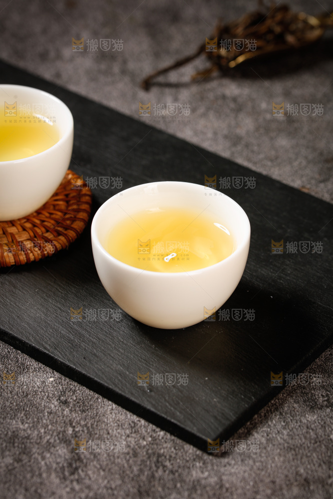 深底上冲泡的茶