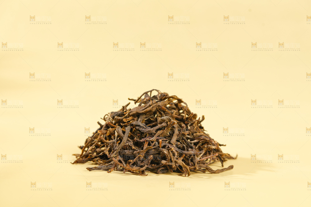 浅底上的茶叶