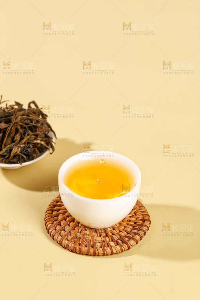 浅底上冲泡的茶叶水