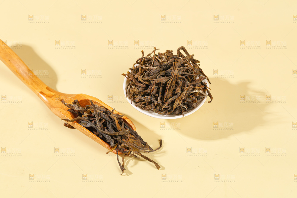 浅底上冲泡的茶叶水