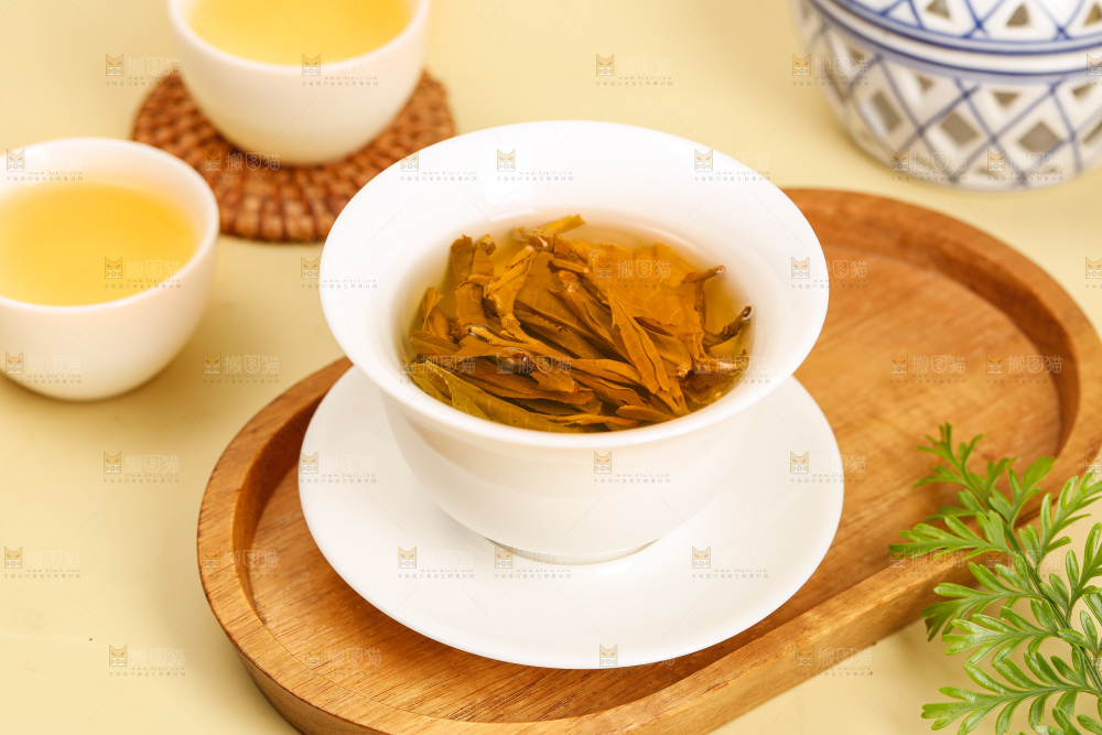 浅底上冲泡的茶叶水
