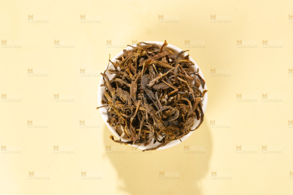 浅底上的茶叶