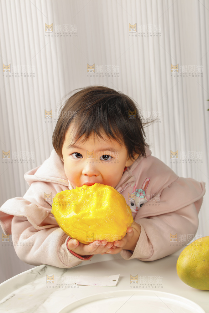 小孩在吃凯特芒