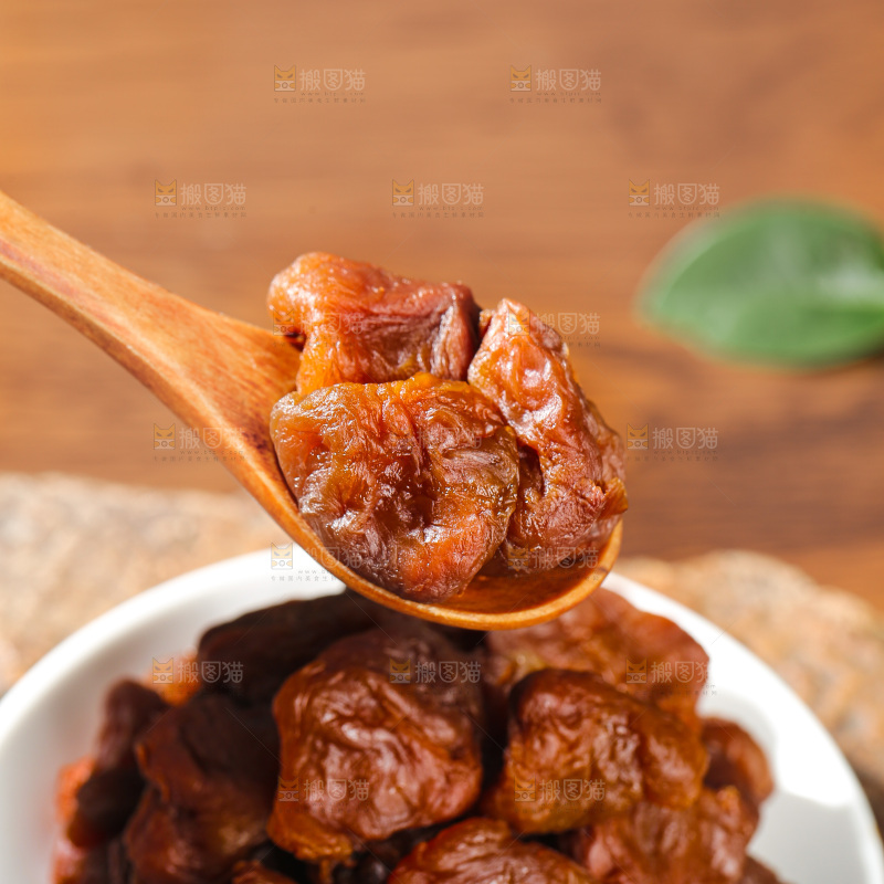 深底上的荔枝肉