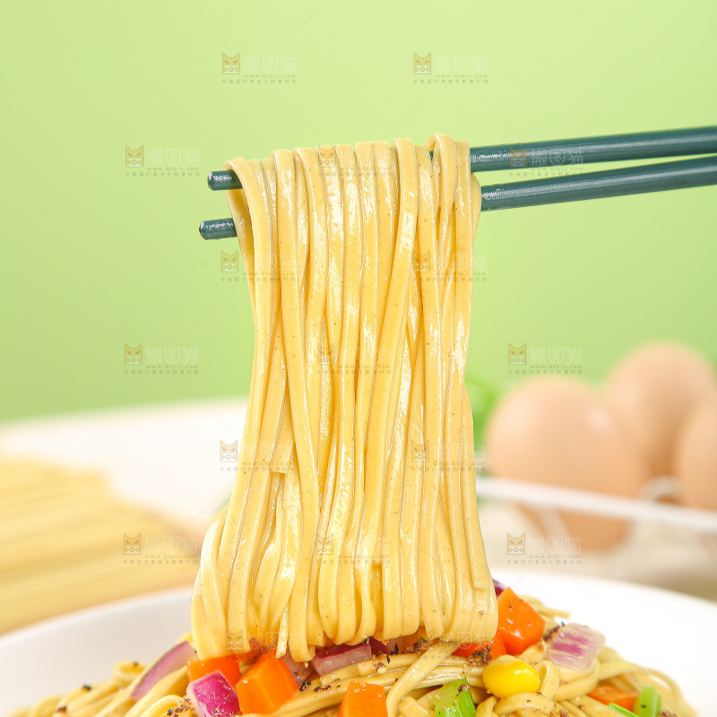 浅底上的荞麦拌面