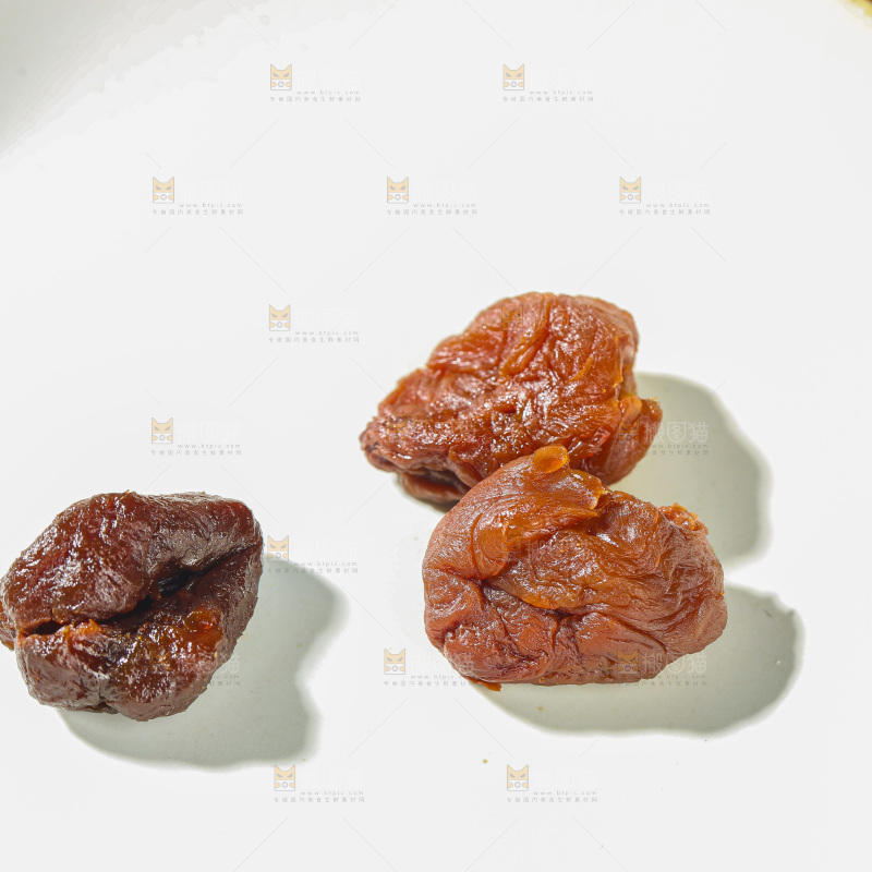 深底上的荔枝肉