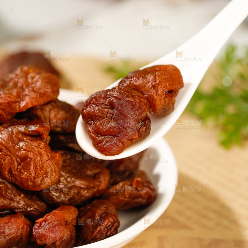 浅底上的荔枝肉