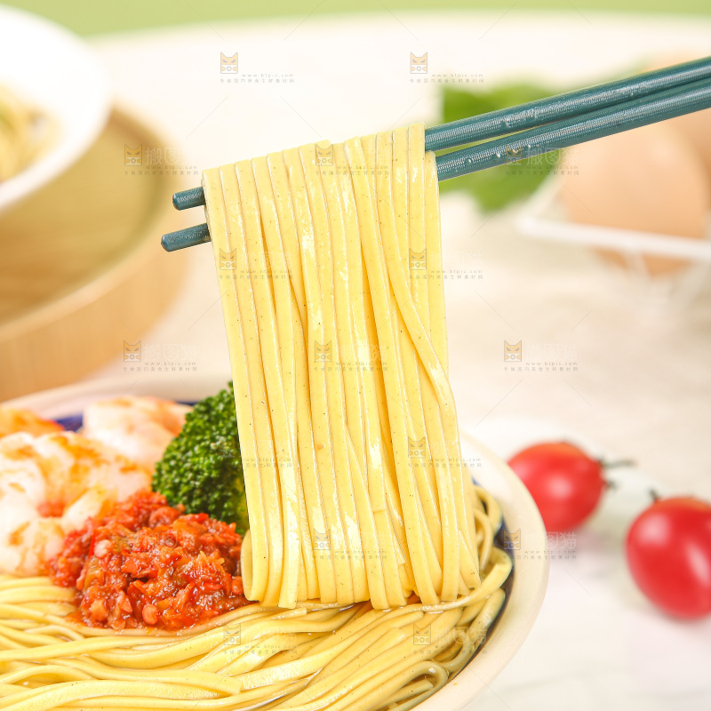 浅底上的荞麦拌面