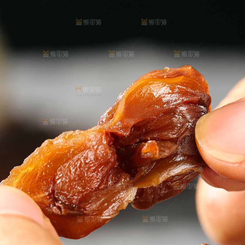 深底上的荔枝肉