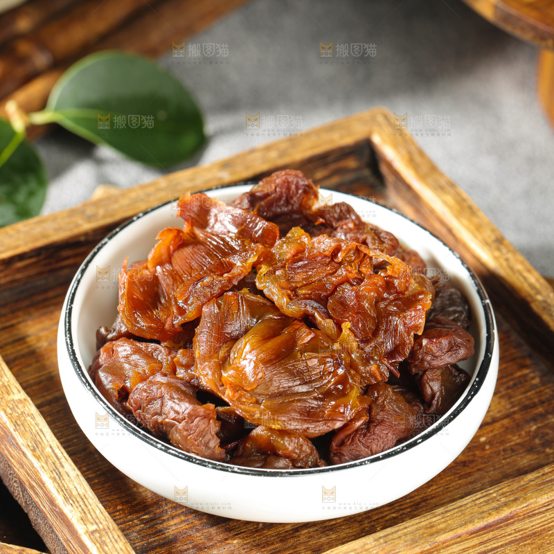 深底上的荔枝肉