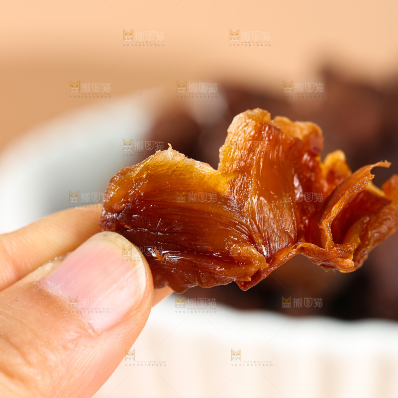 浅底上的荔枝肉