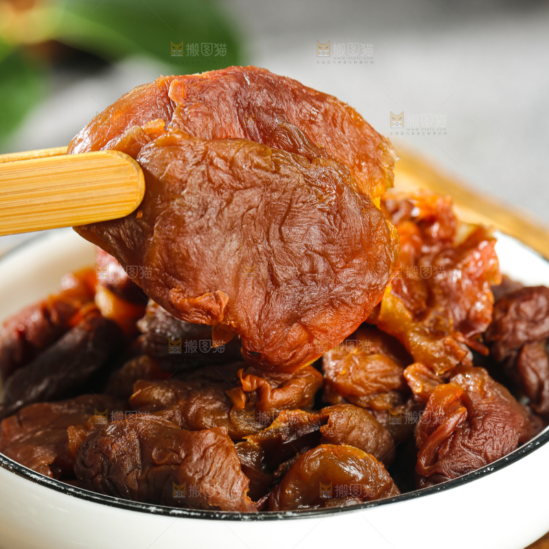 深底上的荔枝肉