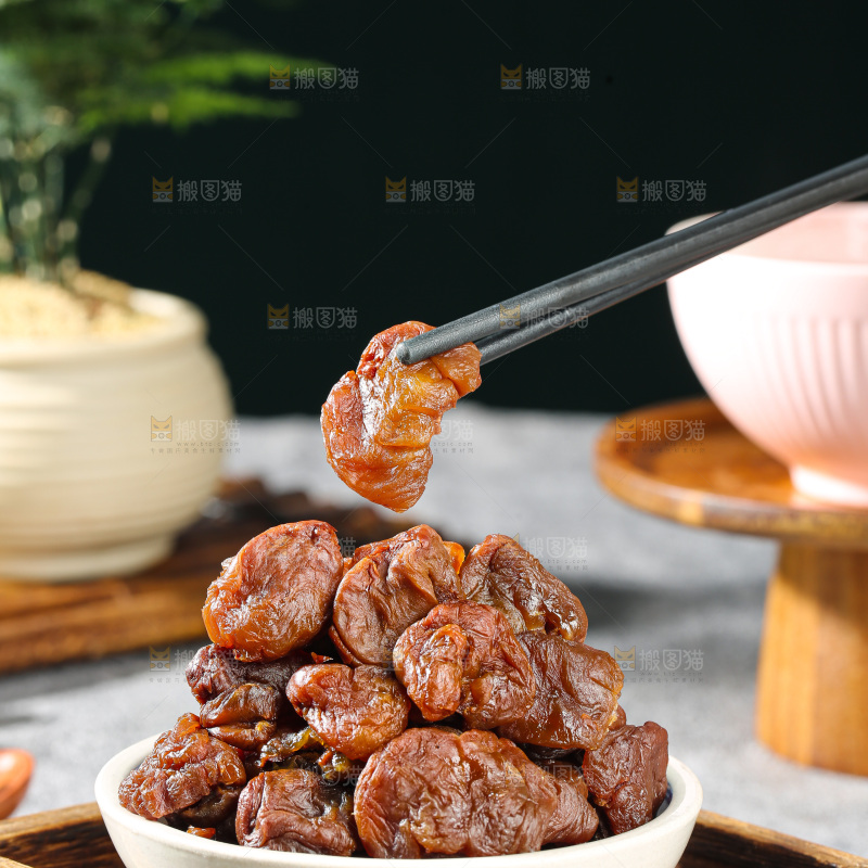 深底上的荔枝肉