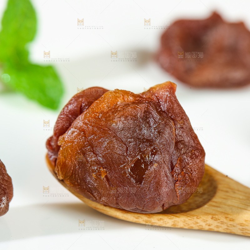 浅底上的荔枝肉