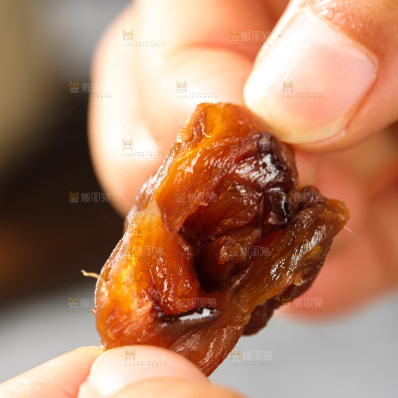 深底上的荔枝肉