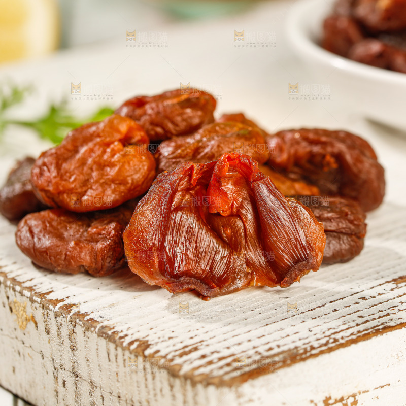浅底上的荔枝肉
