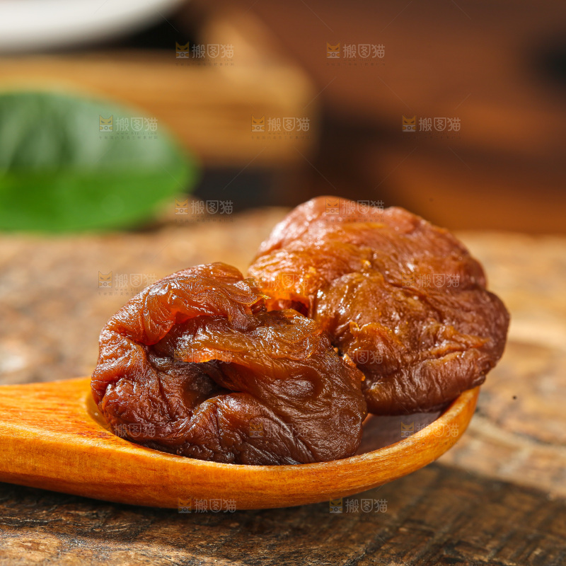 深底上的荔枝肉