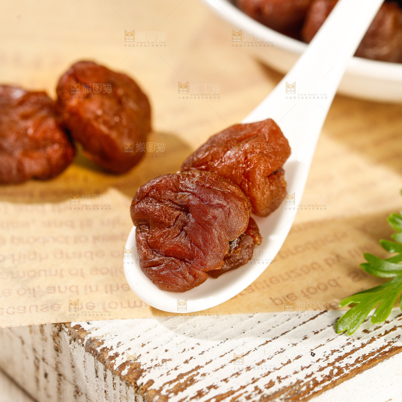 浅底上的荔枝肉