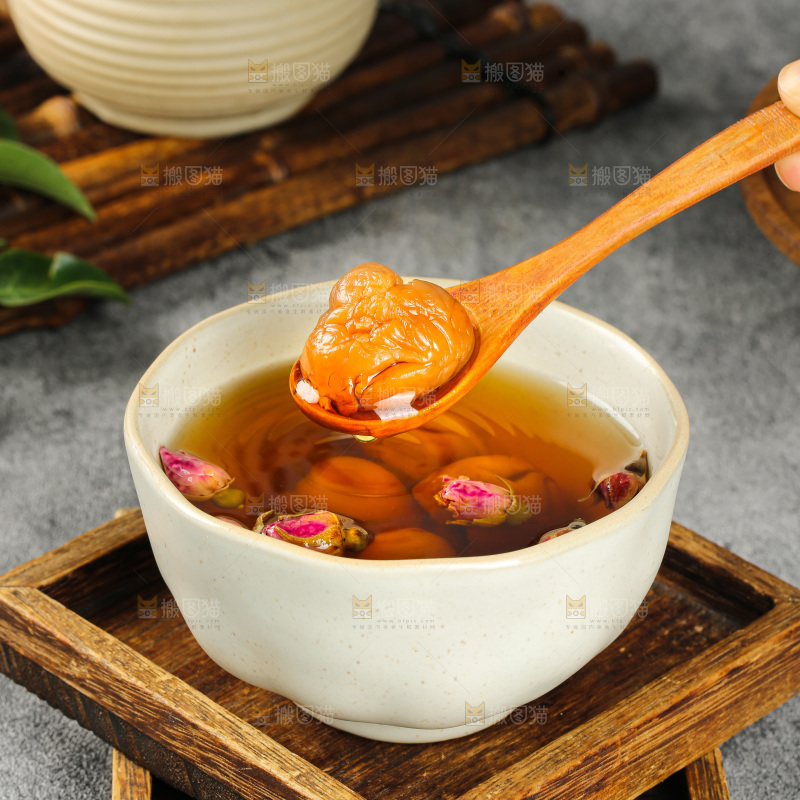 碗里银耳荔枝肉红枣甜汤