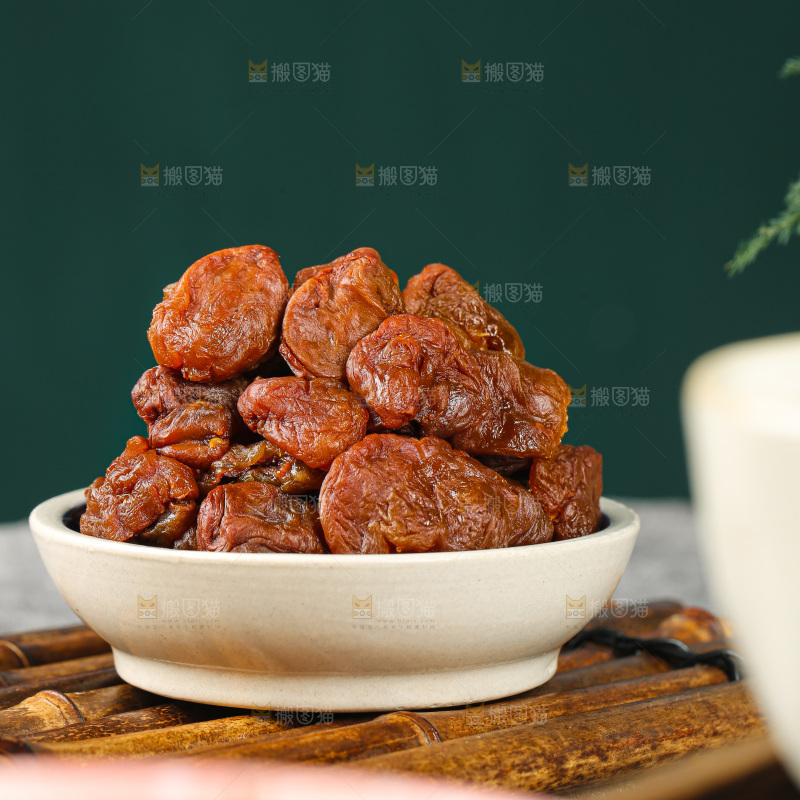 深底上的荔枝肉
