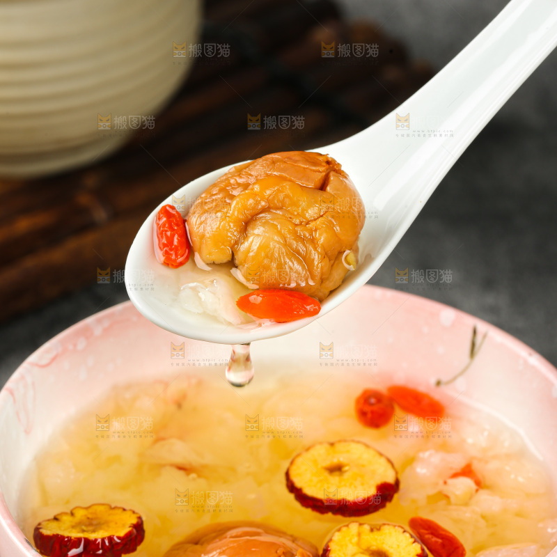 碗里银耳荔枝肉红枣甜汤