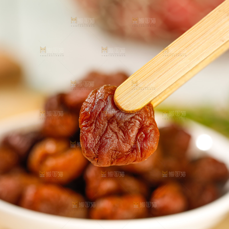 浅底上的荔枝肉
