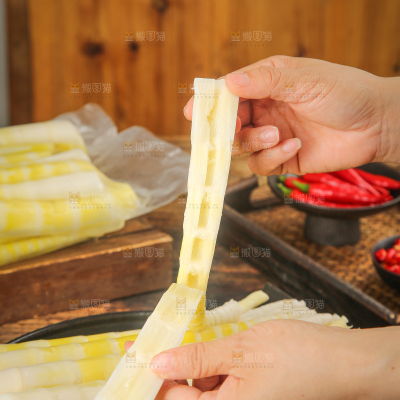 深底上的笋尖