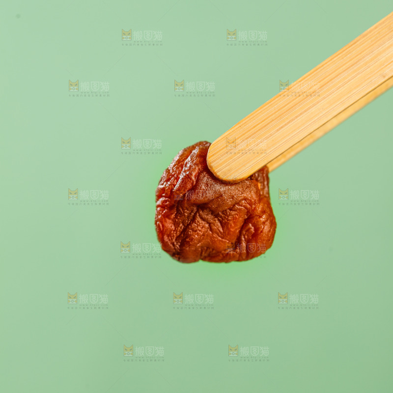 浅底上的荔枝肉