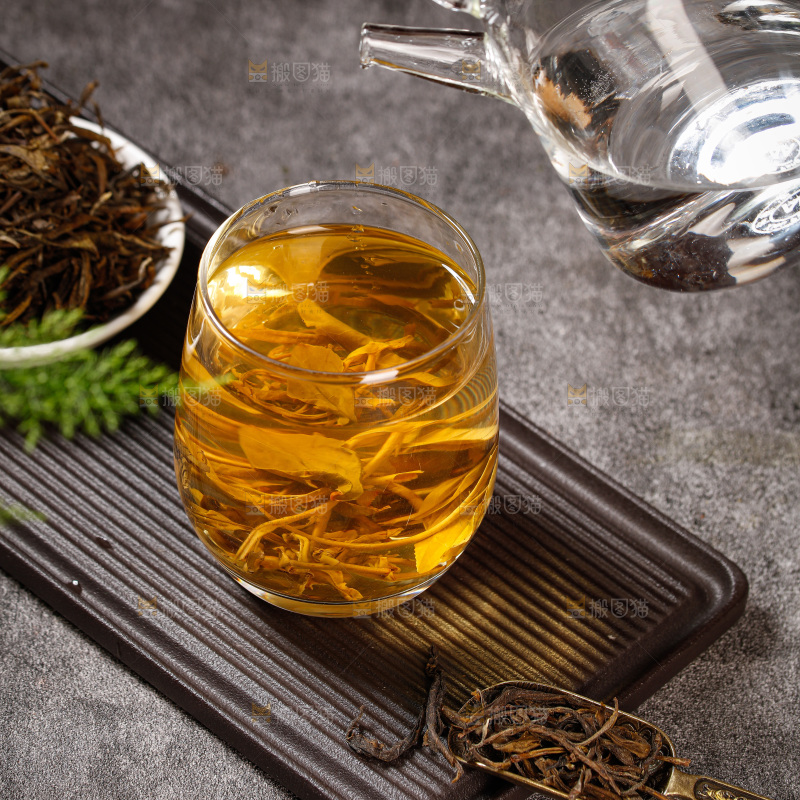 深底上冲泡的茶