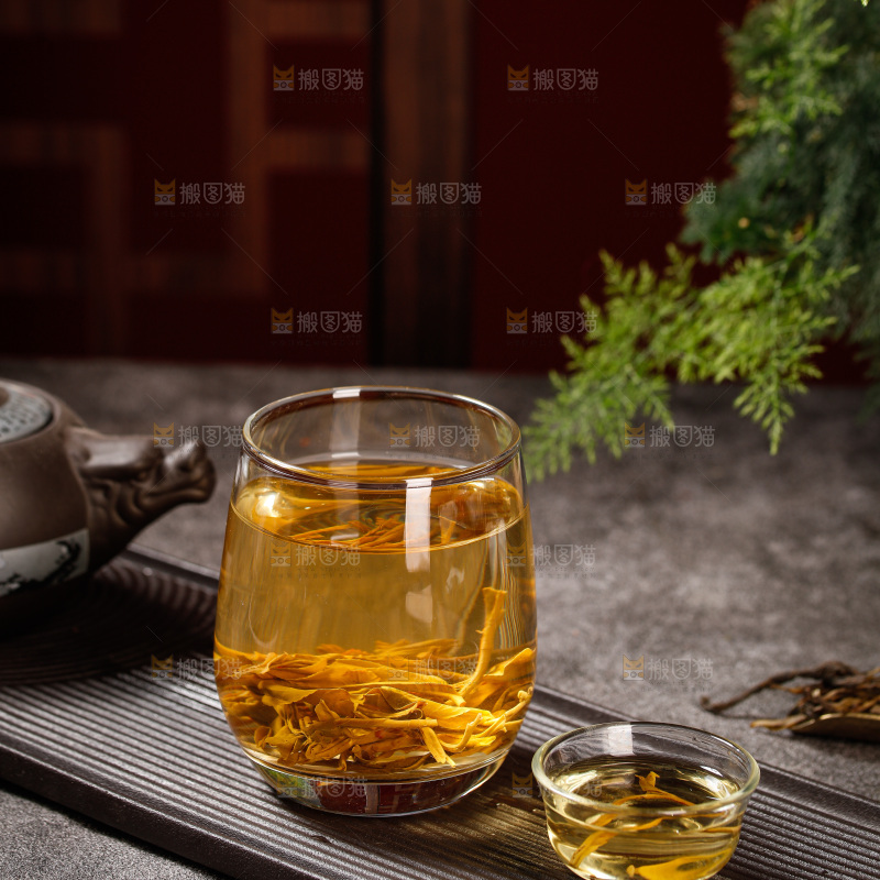 深底上冲泡的茶