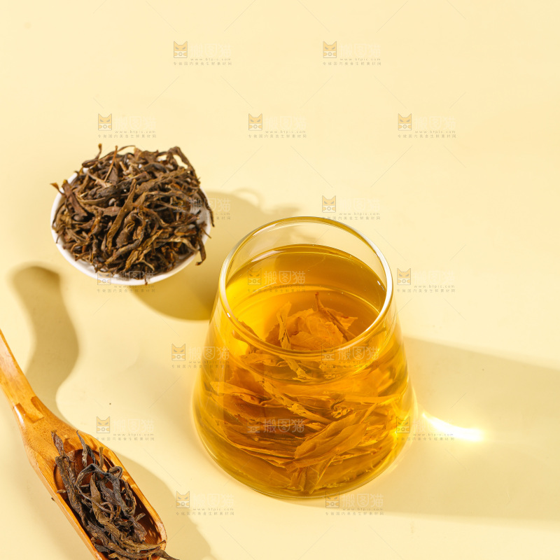 浅底上冲泡的茶叶水