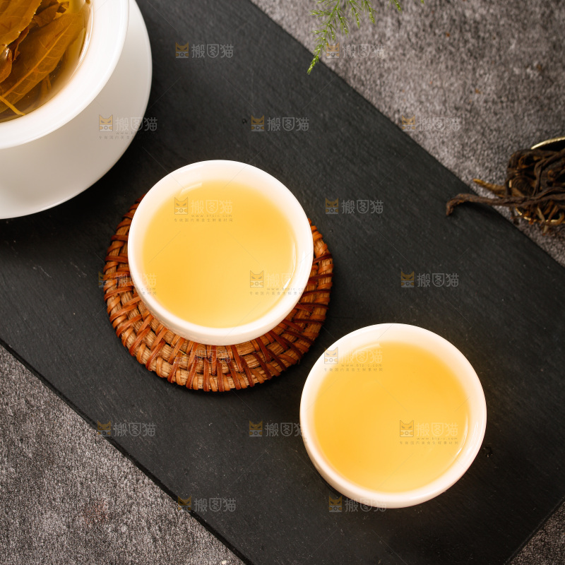 深底上冲泡的茶