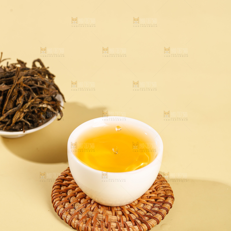 浅底上冲泡的茶叶水