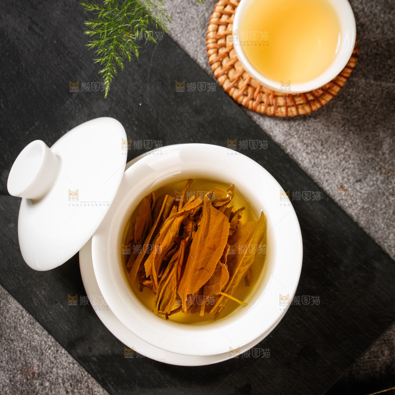 深底上冲泡的茶