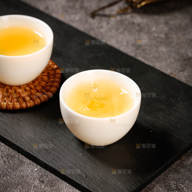 深底上冲泡的茶