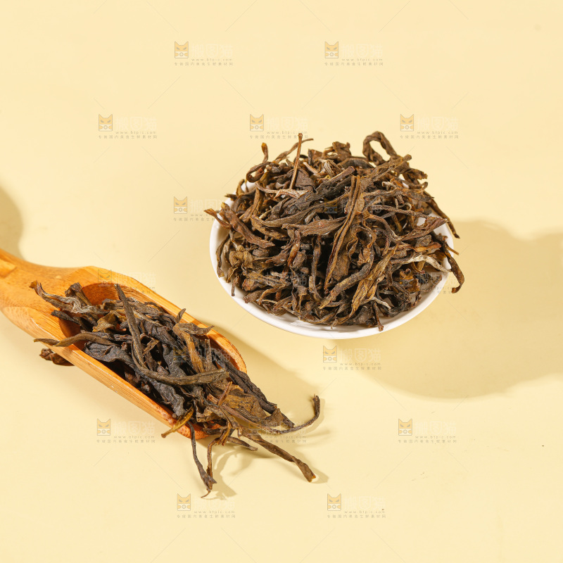 浅底上冲泡的茶叶水