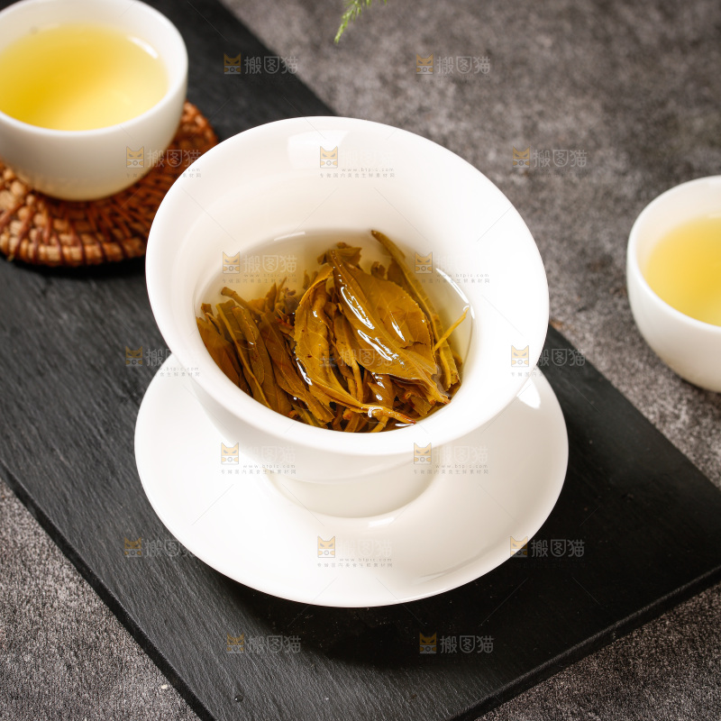深底上冲泡的茶
