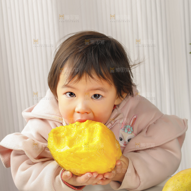 小孩在吃凯特芒