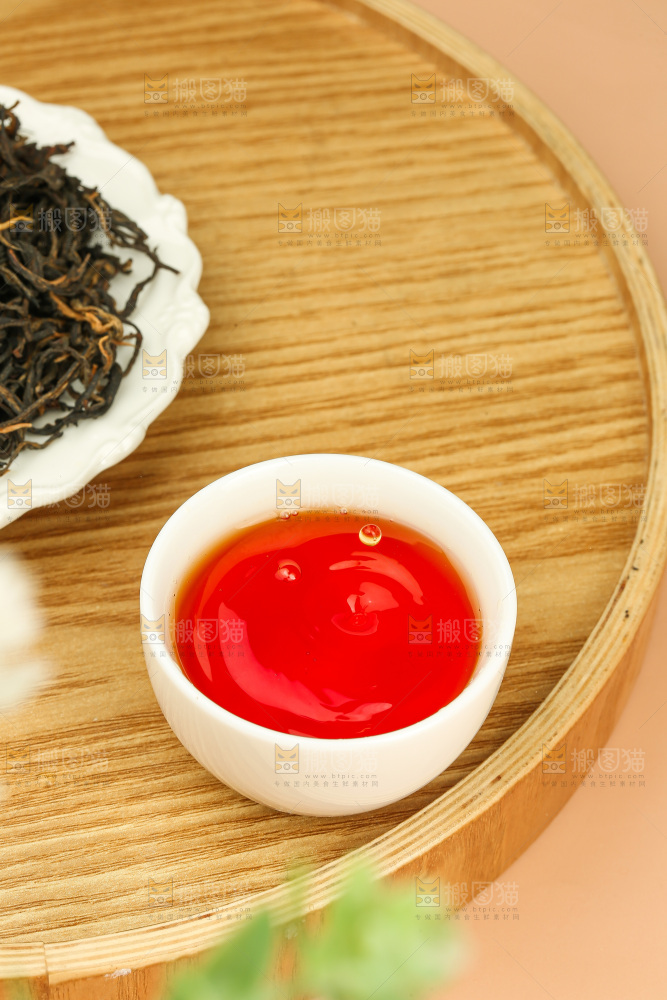 浅底上冲泡好的机红茶