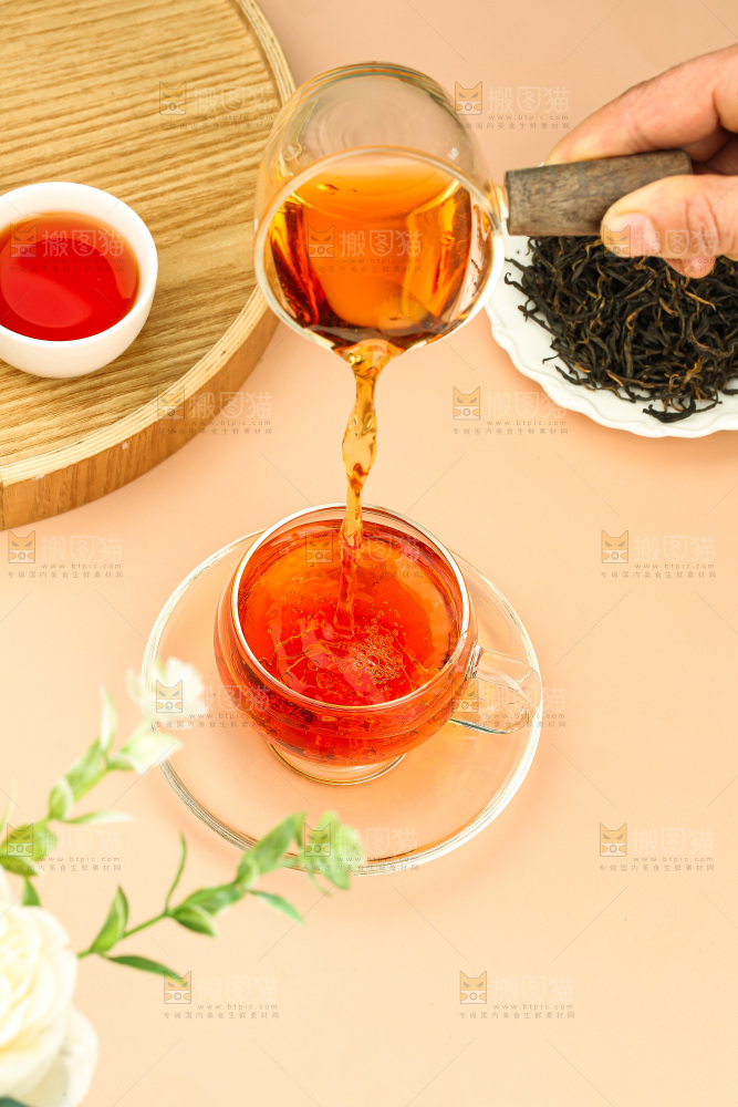 浅底上冲泡好的机红茶