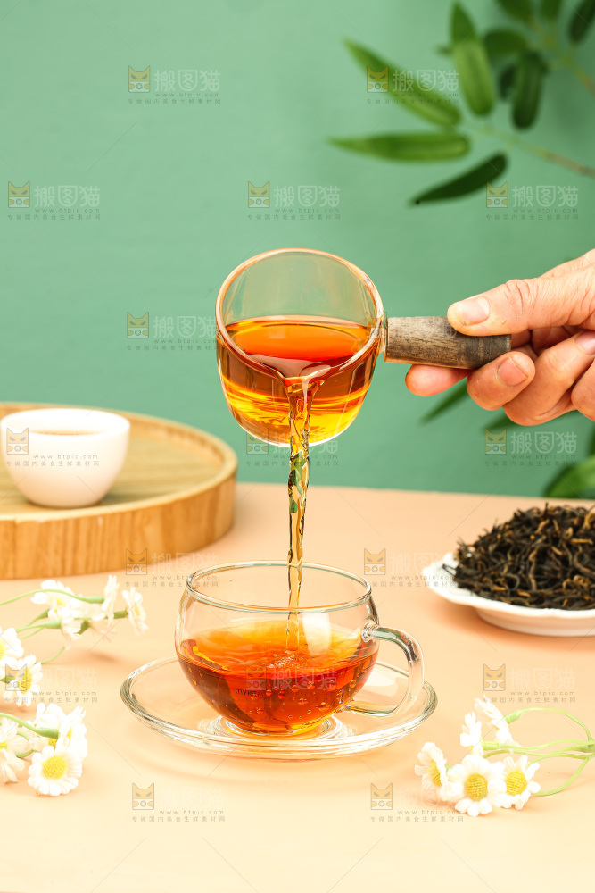 浅底上冲泡好的机红茶