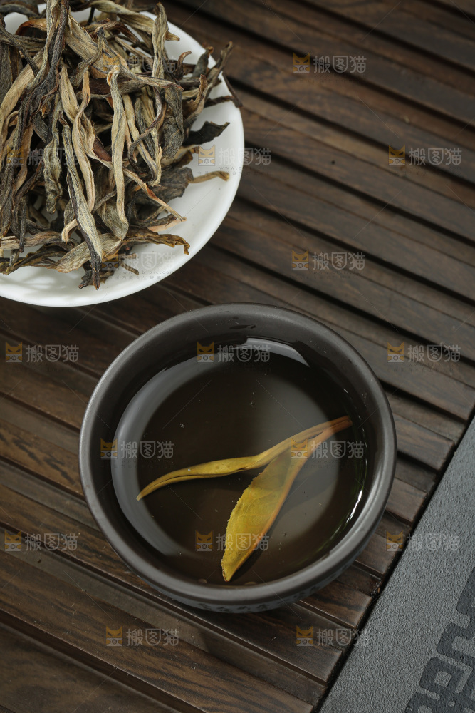 深底上的生普茶