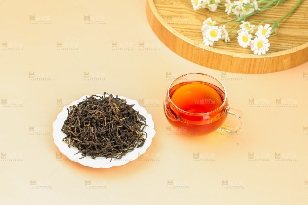 浅底上冲泡好的机红茶