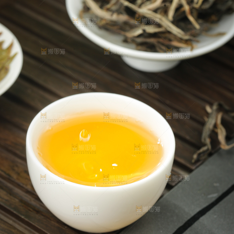 深底上的生普茶
