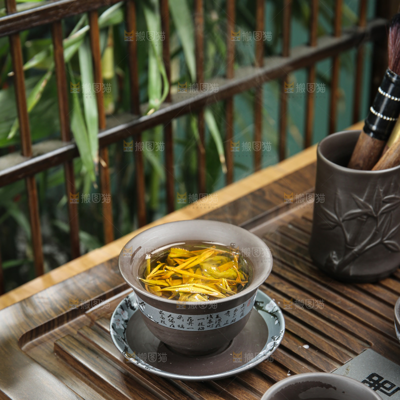 深底上的生普茶