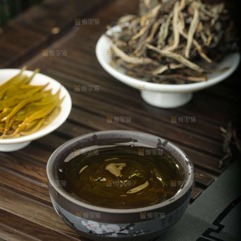 深底上的生普茶