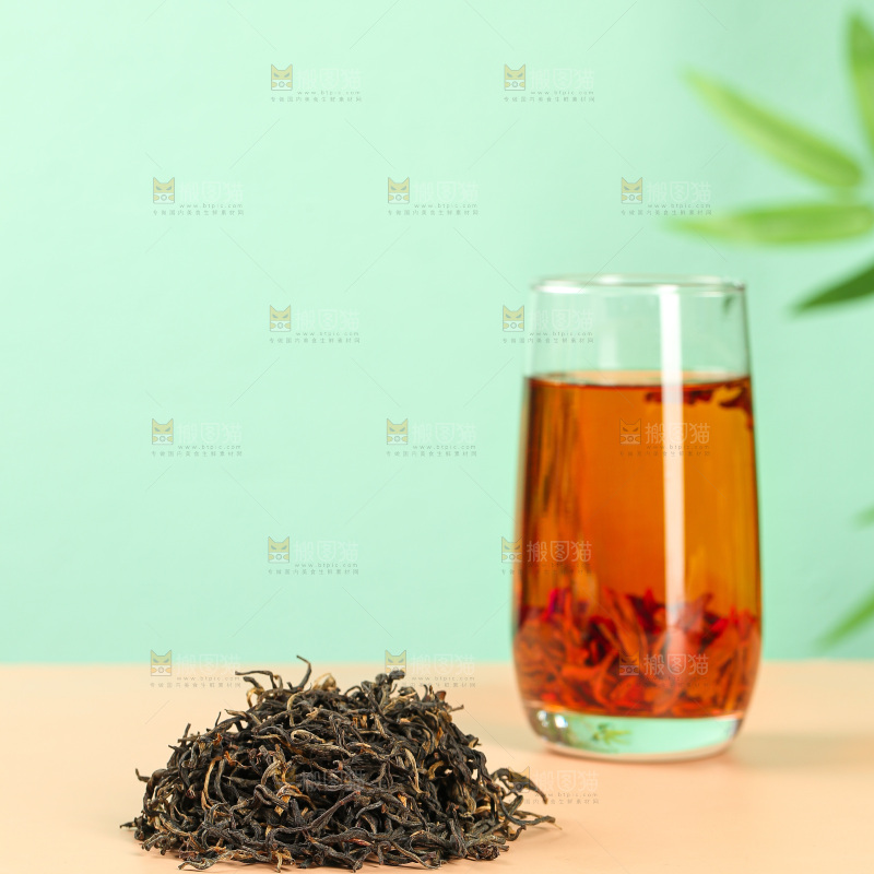 浅底上冲泡好的机红茶