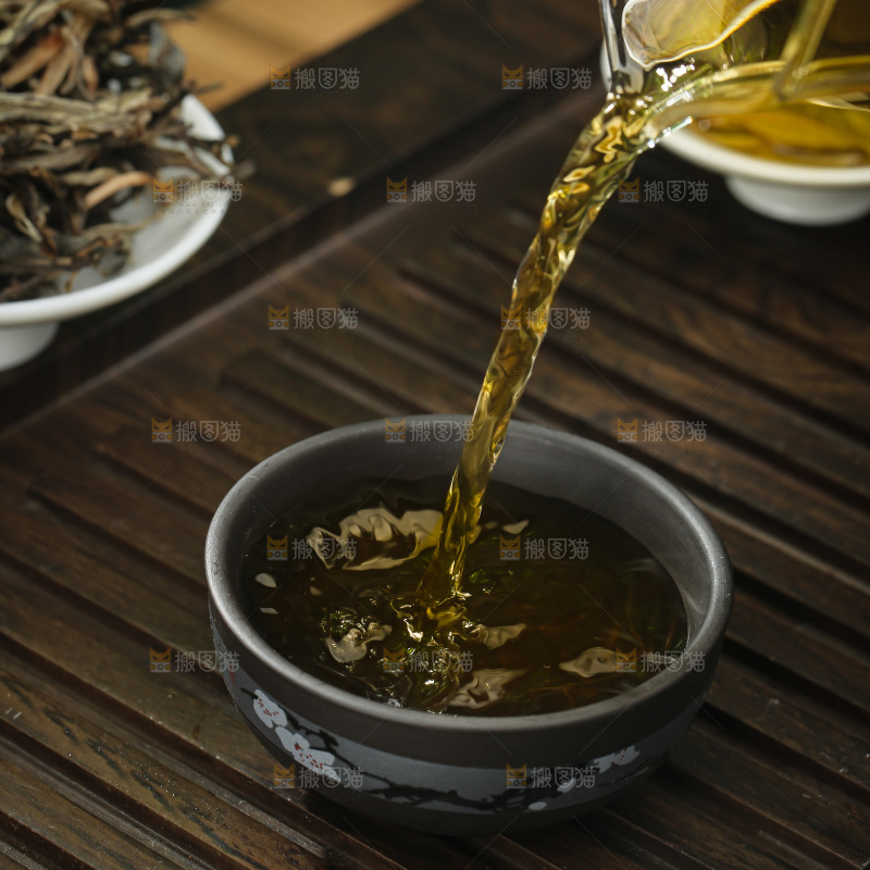 深底上的生普茶