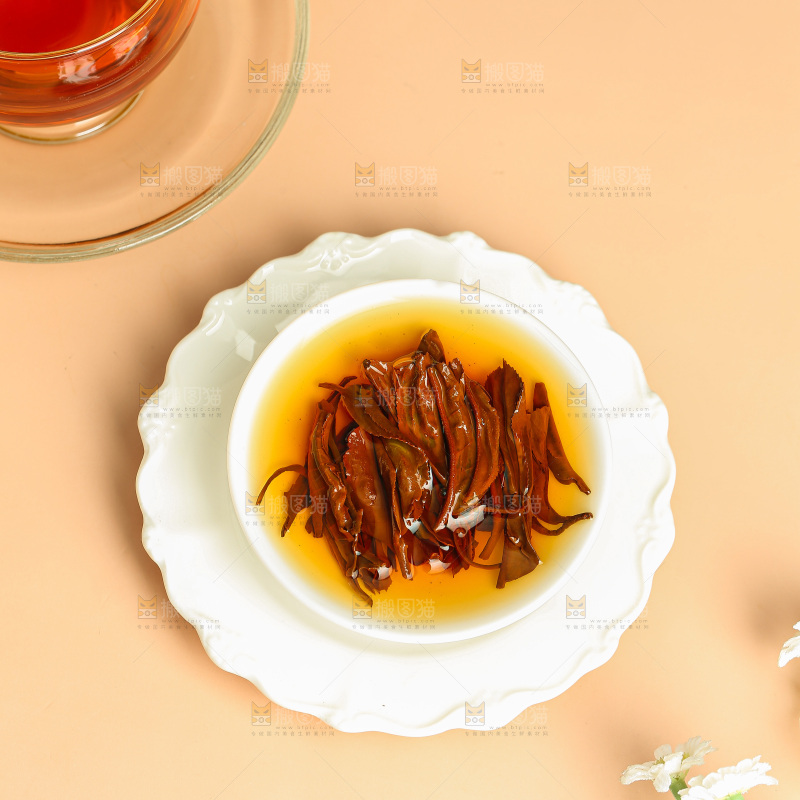 浅底上冲泡好的机红茶